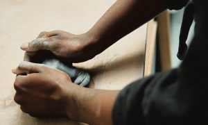 Tournage en céramique pendant la formation poterie ou les cours avec une céramiste à Lille dans le Nord, Hauts-de-France