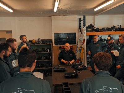 Cours pendant la formation mécanique automobile vers Paris