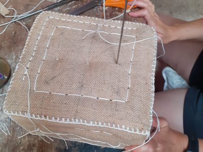 Coussin pendant la formation tapissier garnisseur en ameublement en Gironde