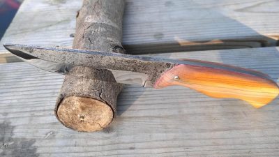 Couteau au cours du stage de forge et coutellerie avec un forgeron coutelier vers Rouen en Normandie