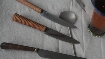 Couteaux médiévaux au cours de l'atelier forgeron coutelier entre Tours et Blois