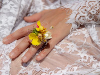 Composition florale en forme de bague pendant la formation fleuriste à Toulouse