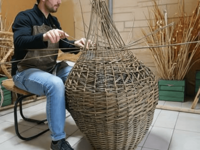 Création avec une stagiaire pendant le formation vannerie dans le Gers avec un vannier dans son atelier