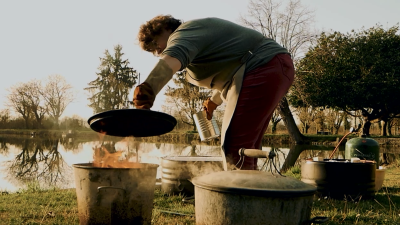 Cuisson des pièces en céramique et poterie raku pendant le stage vers Tarbes