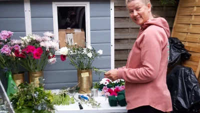 Stagiaire pendant l'atelier en compositions florales vers Rouen