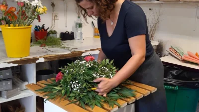 Stagiaire pendant l'atelier en compositions florales vers Rouen
