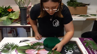 Stagiaire pendant l'atelier en compositions florales vers Rouen