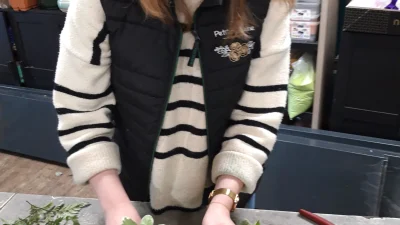 Stagiaire pendant l'atelier en compositions florales vers Rouen