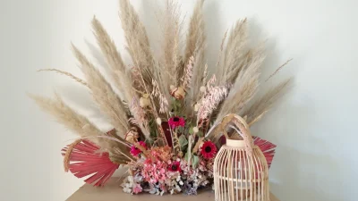 Bouquet pendant l'atelier en scénographie florale en Normandie