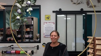 Stagiaire dans un cercle pendant l'atelier en scénographie florale vers Rouen