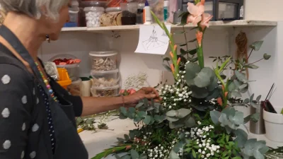 Stagiaire pendant l'atelier en scénographie florale vers Rouen