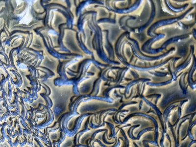 Décoration céramique au cours de la formation avec une céramiste vers Auch dans le Gers