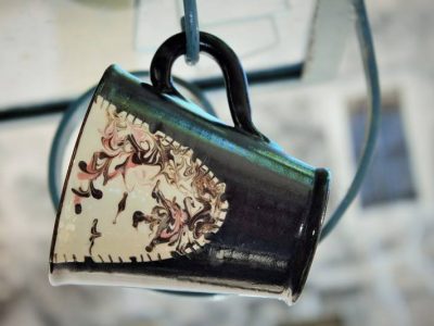Mug pendant la formation décoration céramique à Béziers dans le Languedoc
