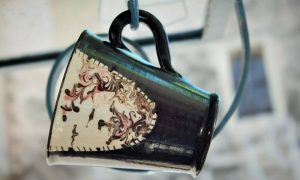 Mug pendant la formation décoration céramique à Béziers dans le Languedoc