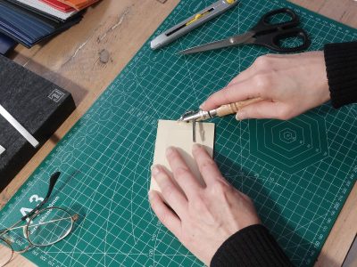 Découpe pendant la formation maroquinerie avec un maroquinier entre Nantes et Angers