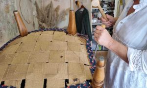 Dégarnissage au cours de la formation tapissier d'ameublement en Occitanie