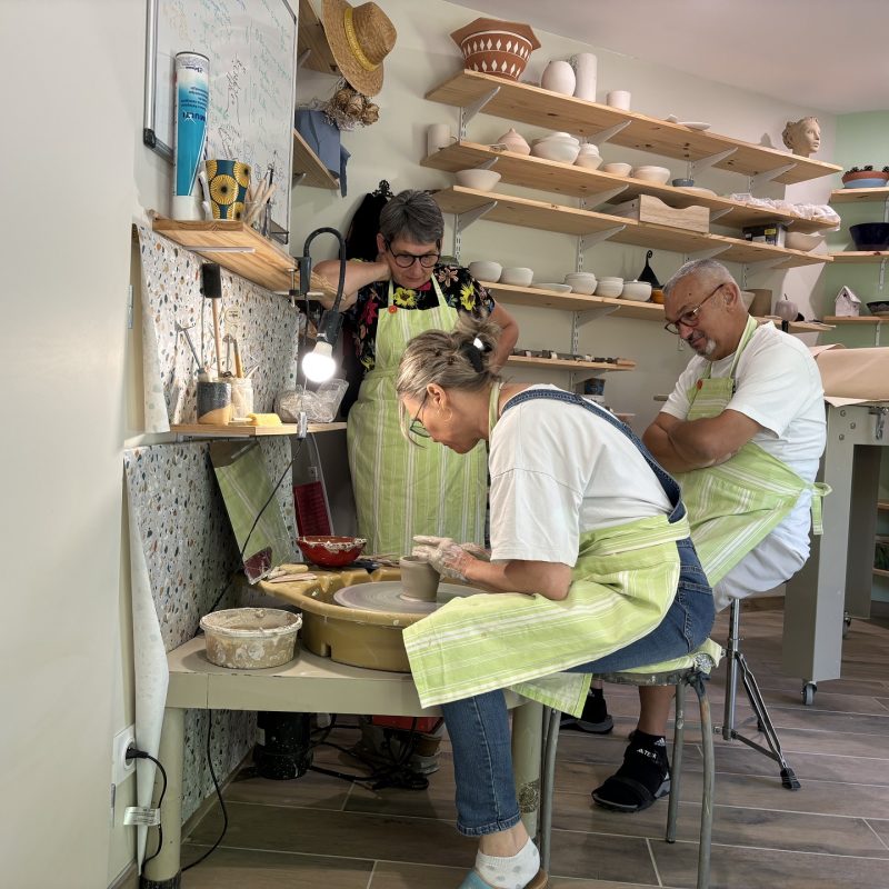 Démonstration de tournage céramique pendant un stage