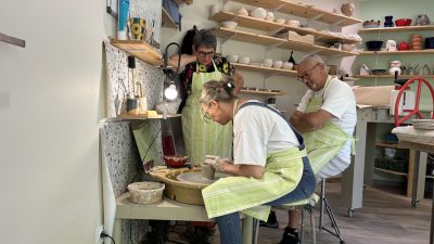 Démonstration de tournage céramique pendant un stage