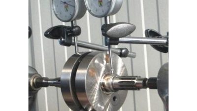 Démontage, montage et équilibrage des vilebrequins pendant le stage sur le moteur d’une moto