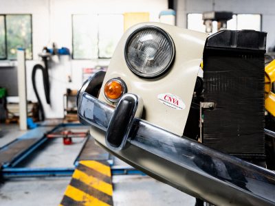 Détail d'une auto pendant la formation mécanique vers Paris