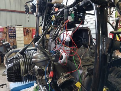 Détail d'un moteur au cours de la formation mécanique moto en Aveyron