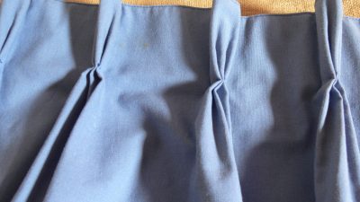 Détail de tête flamande sur un rideau cousu pendant le stage en couture d'ameublement dans le Gers en Occitanie