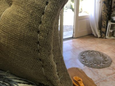 Détails de fauteuil pendant la formation tapissier d'ameublement dans le minervois