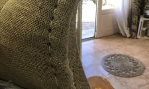 Détails de fauteuil pendant la formation tapissier d'ameublement dans le minervois