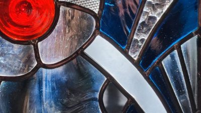 Détails d'un vitrail au cours de la formation ou le stage vitrailliste proche de Toulouse à Castres dans le Tarn en Occitanie