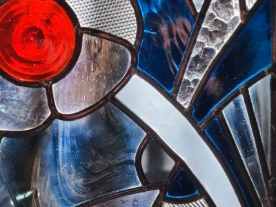 Détails d'un vitrail au cours de la formation ou le stage vitrailliste proche de Toulouse à Castres dans le Tarn en Occitanie