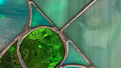 Détails de vitrail pendant la formation vitrailliste en Haute-Garonne