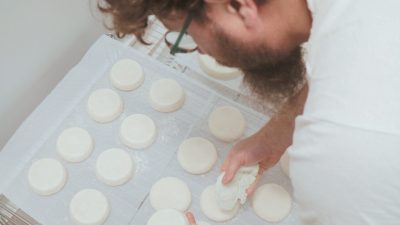 Affinage de fromages pendant le stage dans un élevage caprin et fromager