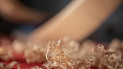 Cintrage en cours pendant le stage d'ébénisterie dans le Tarn (81)