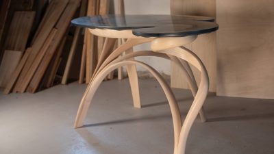 Table en bois à partir du cintrage fait par Andrew, ébéniste qui propose un stage vers Castres