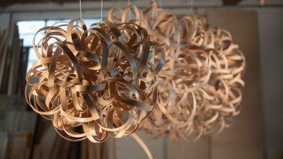 Luminaire en bois à partir du cintrage fait par Andrew, ébéniste qui propose un stage vers Toulouse