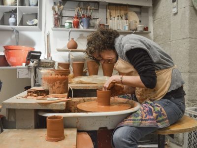 Elève en formation tournage céramique à Béziers dans le Languedoc