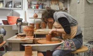 Elève en formation tournage céramique à Béziers dans le Languedoc