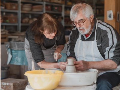 Enseignement pendant la formation céramique avec une céramiste dans le Gers
