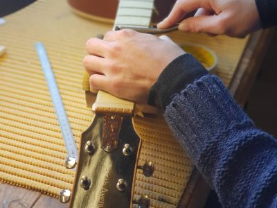 Entretien de guitare pendant la formation lutherie vers Toulouse