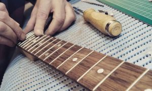 Entretien d'un manche de guitare au cours de la formation luthier en Normandie