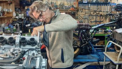 Entretien du moteur pendant la formation ou stage mécanique moto