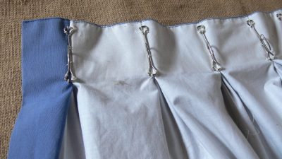 Envers des têtes flamandes des rideaux pendant le stage de couture d'ameublement