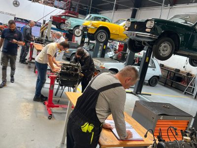 Stagiaires et épreuves pendant la formation mécanique automobile en PACA