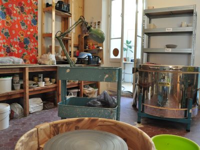 Four et tour de céramiste dans l'atelier pendant la formation céramique à Marseille région PACA