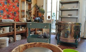 Four et tour de céramiste dans l'atelier pendant la formation céramique à Marseille région PACA