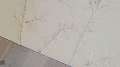 Décoration de la lampe en porcelaine papier pendant l'atelier céramique avec Julie dans l'Aude (11)