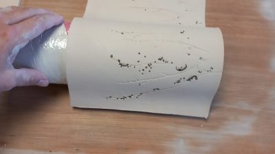 Moulage de la lampe en céramique porcelaine papier pendant l'atelier vers Carcassone