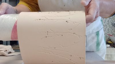 Création d'une lampe en céramique, plus précisément en porcelaine papier, pendant l'atelier avec Julie vers Carcassonne