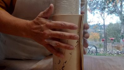 Création d'une lampe en céramique pendant l'atelier avec Julie vers Carcassonne