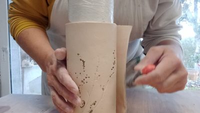 Création d'une lampe en céramique porcelaine papier pendant l'atelier avec Julie vers Carcassonne